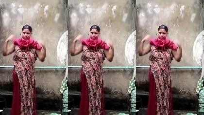 Neighbour Bhabi Nude Captured When Bathing