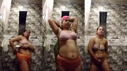 Horny Milf Hot Boobs Bathing Masterbation With 🥒 Cucumber Creamy Pussy