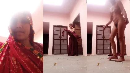 Rajasthani Mature Village Bhabhi Showing Her Boobs & Pussy
