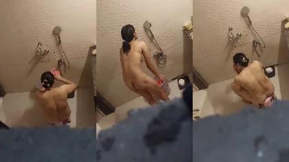 Sexy Mom And Sister Bathing Nude Captured
